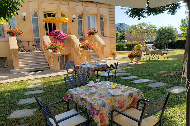 marta guest house - la villa - colazione in giardino